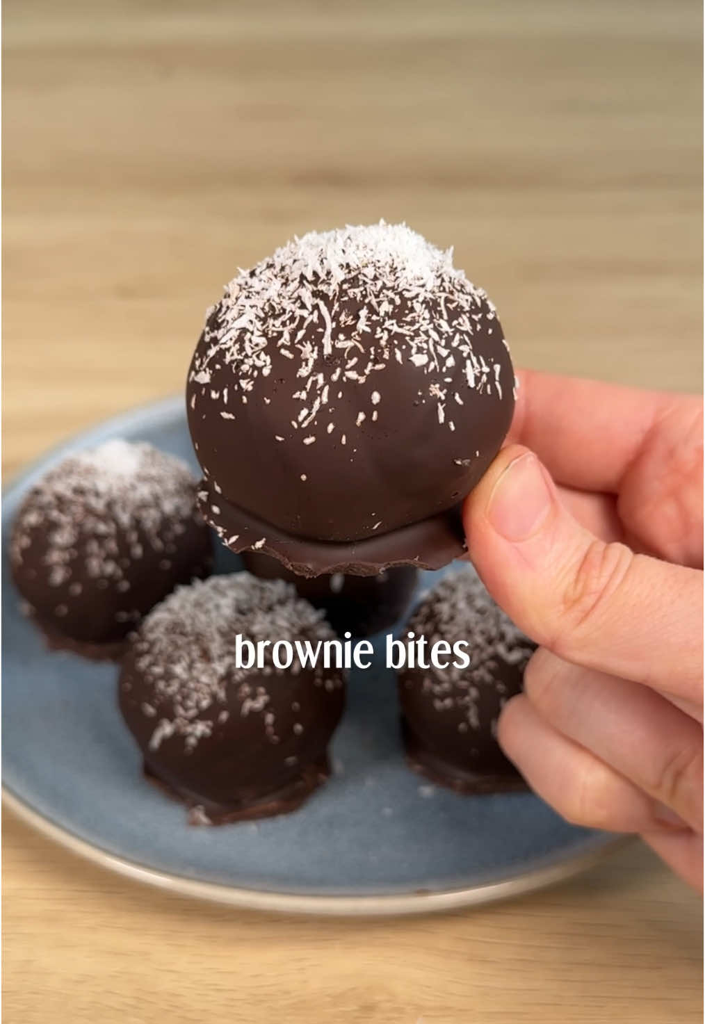 NO-BAKE BROWNIE BITES 🤤🍫 Healthy, rich, chocolatey — and no oven needed! 😍 🥣 INGREDIENTS: ▪ 1 cup (200g) pitted dates ▪ 4 tbsp oat flour ▪ 4 tbsp unsweetened cacao powder ▪ 1 tbsp peanut butter ▪ ½ tsp salt ▪ 5.3 oz (150g) dark chocolate ▪ 1 tbsp milk or plant-based milk ▪ Shredded coconut & more salt for topping (optional) ⏳ Time: 1 hour in the fridge 🌡 Cook: No baking needed! 1⃣ Blend the dates with oat flour, cacao powder, peanut butter, and salt until you get a sticky dough. 2⃣ Roll the dough into bite-sized balls. 3⃣ Melt the chocolate with a splash of milk. 4⃣ Dip each ball into the melted chocolate. 5⃣ Place them on a tray and sprinkle coconut and salt on top (optional). 6⃣ Chill in the fridge for 1 hour… and enjoy! Fudgy, chocolatey, and 100% addictive — would you try them? 😍🍫 #nobakedessert #browniebites #healthysweets #EasyRecipes #chocolatelovers #glutenfree #refinedsugarfree #snackideas