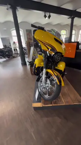CVO Street Glide Scorching Yellow #harleydavidson #harleysite #harleydavidsondresden 