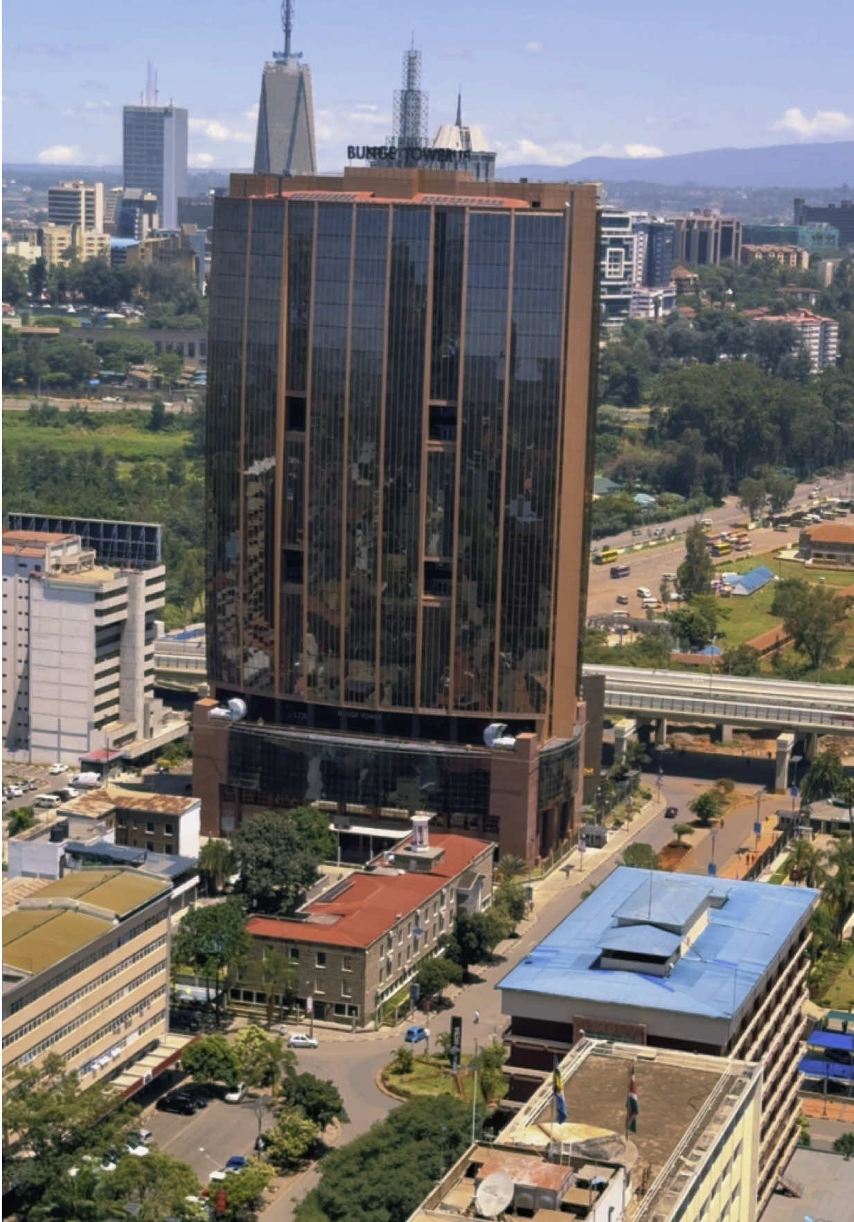 Experience the stunning Nairobi skyline like never before! From the iconic Kenyatta International Conference Centre to the gleaming skyscrapers shaping the city’s horizon, this video captures the vibrant spirit of Kenya’s capital. #Nairobi #NairobiSkyline #Kenya #Cityscape #UrbanBeauty #KICC #ExploreKenya #AfricanCities #TravelAfrica #SunsetViews #CityLights #skylineviews 