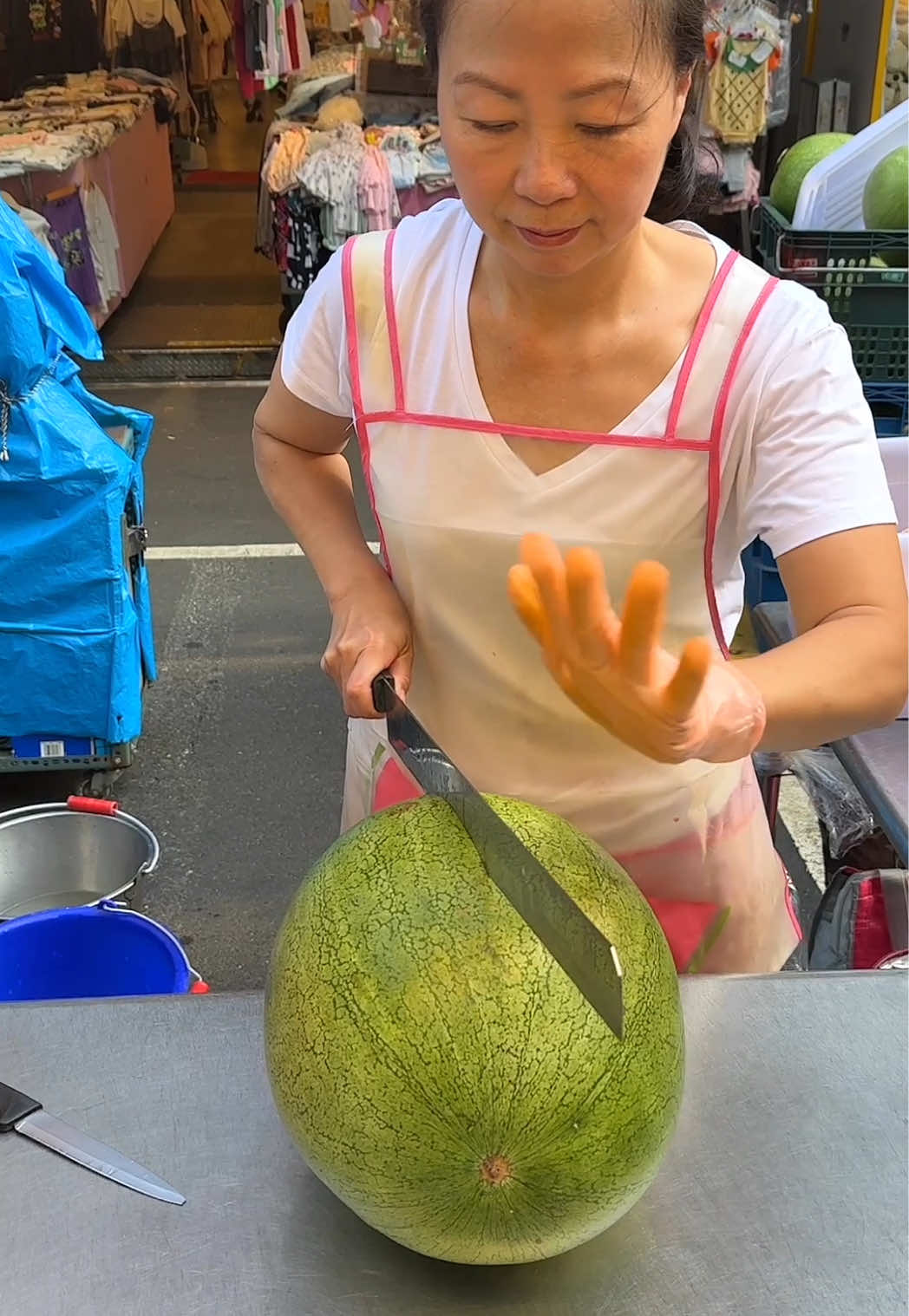 Taipei’s Viral Giant Watermelon Juice – A Must-Try! 📍饒河街觀光夜市 Raohe St, Songshan District, Taipei City, 105 https://maps.app.goo.gl/y5tspxuMXZwdwuUx9 ⏰ 5pm open #watermelon #juice 