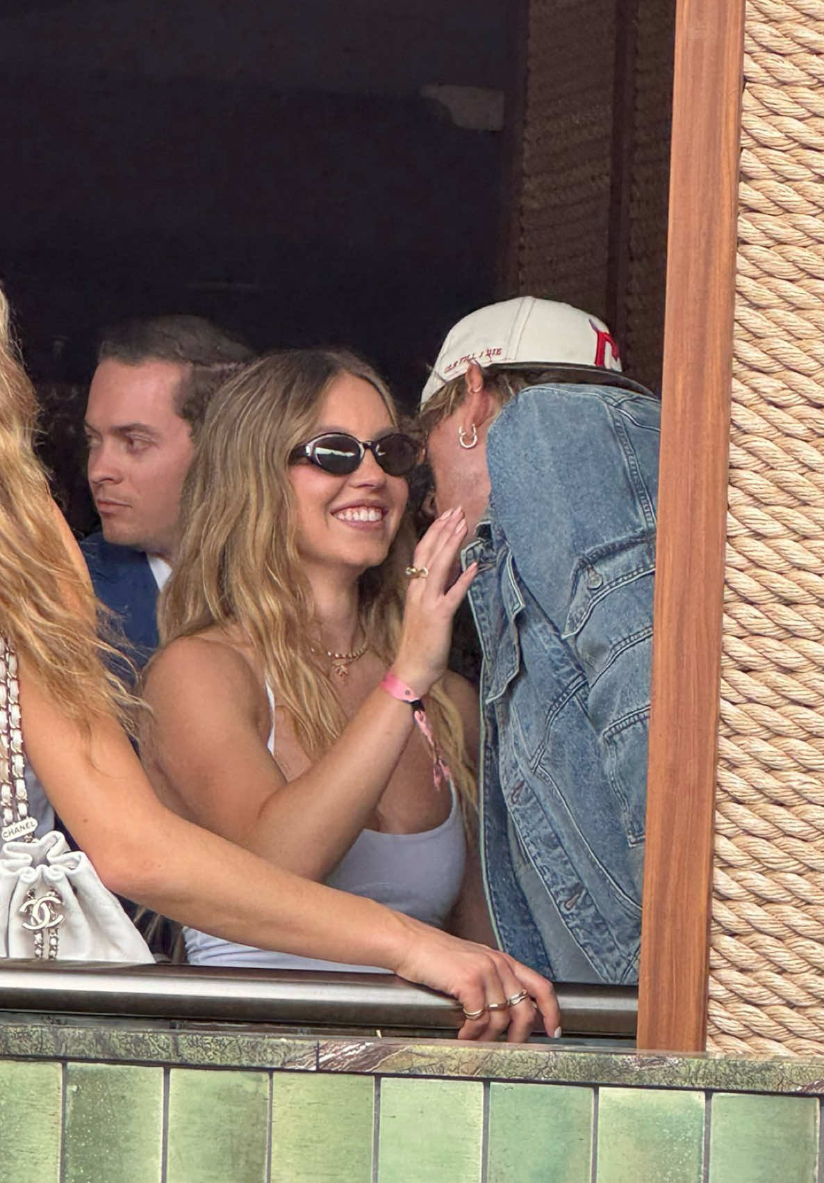Sydney Sweeney com amigos no Palm Tree Beach Club em Las Vegas, Nevada. (03/05) #fy #fyp 