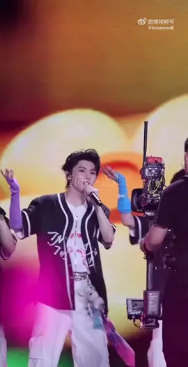:aaa 2 sếp nhà mk đang iu quá. Vẫn là mê fancam của các trạm tỷ thôi 🥰 #nganhaco7ngoisao #weibo #时代少年团 #tnt时代少年团 #tnt_thời_đại_thiếu_niên_đoàn #magiaky #dinhtrinhham #kyham #trend #viral #xuhuong #tiktok #baomehoa_2311🍿 #554 