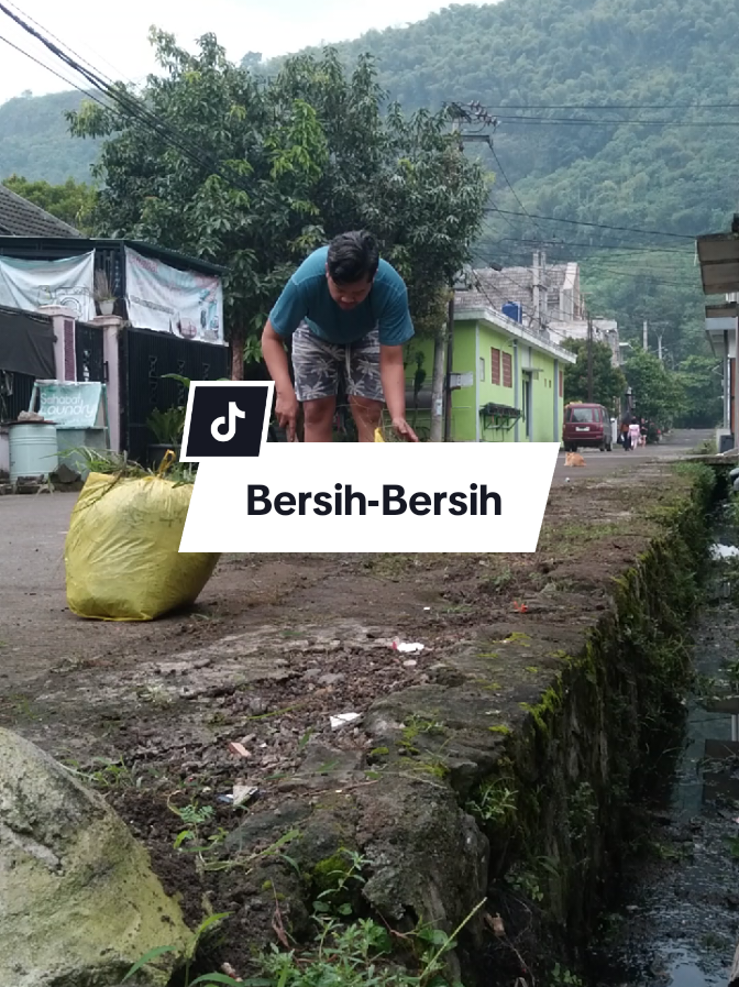 Aktivitas di minggu pagi, membersihkan selokan dan rumput-rumput liar. #bersihbersih  #minggu #minggupagi #viral #fyp #foryou 