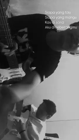 Kau di sana, aku di seberangmu. Berbeda, tapi tak satu🍃 #fourtwentymusic #mangu #fourtwentymangu #coversong #coverlagu #indomusikgram #laguindonesia #fyp #laguviral #lagugalau #gitarcover #gitaran #gitariskamar 