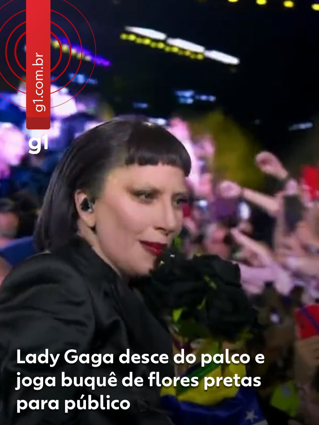 Lady Gaga desceu do palco na reta final de seu show em Copacabana e, junto ao público, cantou a “Vanish Into You”. Antes de um breve intervalo em sua apresentação, a cantora caminhou próximo à multidão, beijou uma bandeira do Brasil e interagiu com alguns fãs. Gaga ainda jogou um buquê de flores pretas para o público antes de retornar ao palco. Leia mais no #g1 #gaganog1