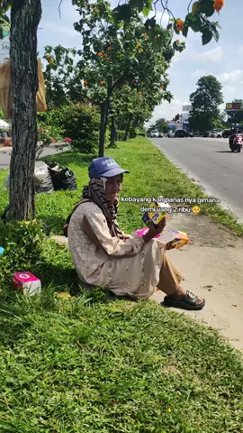 fyi nenek ini sering jualan pinggir jalan, dan sedihnya nenek tinggal sendirian di kos kosan, jualan dari pagi sampe menjelang magrib 😭