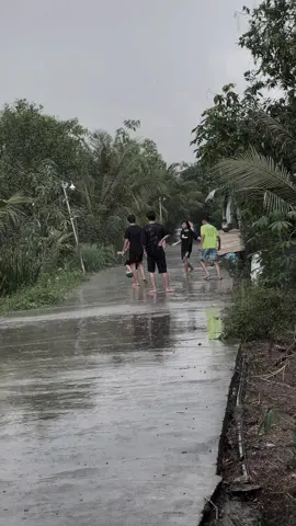 Vội vã mong mình trưởng thành,để rồi nhận ra tuổi thơ mới là điều tuyệt vời nhất..!#tuôi_thơ #tắmmưa😉 #xuhuongtiktok