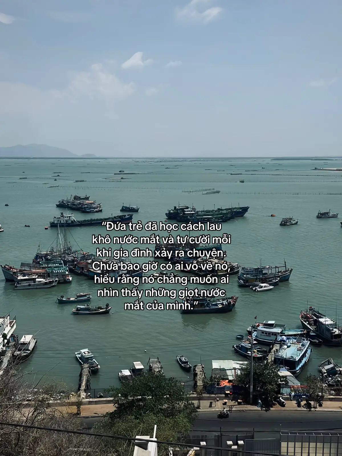 “Đứa trẻ đã học cách lau khô nước mắt và tự cười mỗi khi gia đình xảy ra chuyện. Chưa bao giờ có ai vỗ về nó, hiểu rằng nó chẳng muốn ai nhìn thấy những giọt nước mắt của mình.”#xh #tâmtrạng 