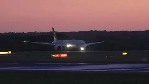Boeing 787-9 Dreamliner Etihad Airways night departure #aviation #airplane #geek #aircraft #viral_video #pilot #airport #plane #airbus #fypdong #fypsounds #videoviral #💫 #fyp 