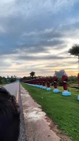 အလုပ်ကအပြန်လမ်းကျုံလို့ခန၀င်