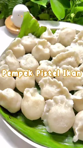 Pempek Pistel Ikan Pertama kali bikin pertama kali nyobain rasa pempek Pistel ikan, emm dan menurutku isiannya jangan pake ebi, cukup tumis dengan perbawangan dan di seasoning udah, dg begitu rasa ikan tenggiri dari pempeknya tu ga bercampur dengan rasa udang dari ebi.  Nah yg susah cari ikan tenggiri giling jangan khawatir, bisa order langsung ke @tenggirifresh.id aman banget bisa kirim ke luar kota palembang, jadi bisa praktek bikin pempek sendiri.  Resep: 500 gr ikan giling tenggiri 230 ml air es (bair disesuaikan dg kondisi ikan)  50 ml minyak 20 gr garam 5 gr kaldu bubuk 1/2 sdm gula 350 gr tapioka Isian 1 kates atau pepaya muda ukuran sedang 3 siung bawang putih. 2 siung bawang merah Garam Lada Kaldu bubuk #pempek #pempektenggiri #pempekpalembang #pempekpistel #pempekkates #pempekpalembang 