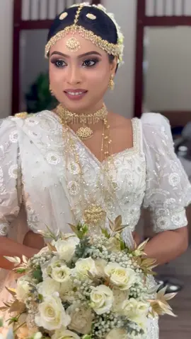 #fyp #new #salonrandeer❤️❤️ #trending #srilankan_tik_tok🇱🇰 #makeup #hairstyle #elpitiya #makeuptutorial #ambalangoda_අපි #beutifulbride #kandiyanbride #kandiyanmadeup #trendingvideo #indiyanbride #hairtransformation #hairtutorial @prasad jayasinhe @Siri Kirula Bridal Jewellery 