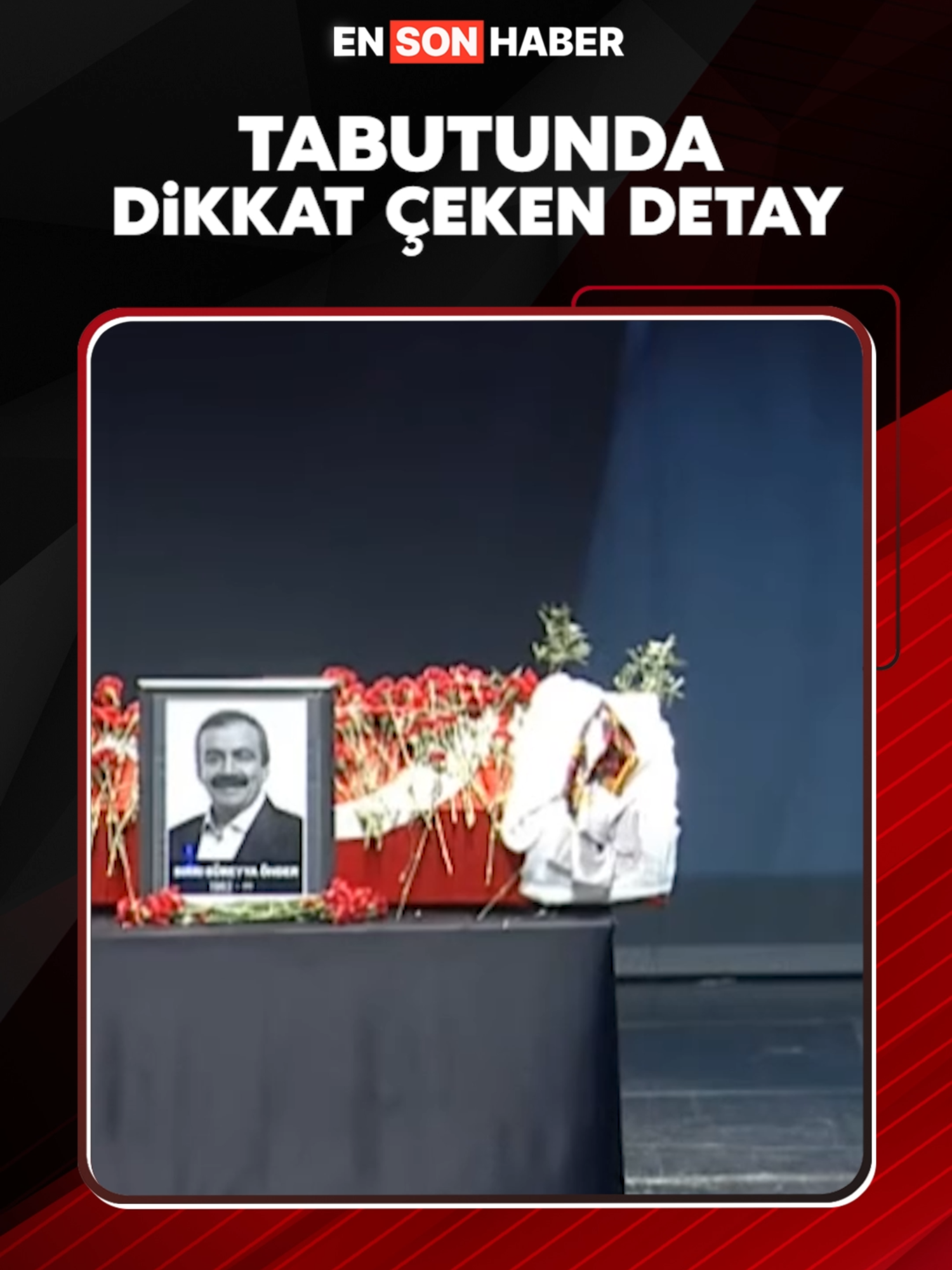 Barış sürecindeki aktif rolü ve siyaset sahnesindeki duruşuyla hafızalarda yer edinen Sırrı Süreyya Önder’in Türk bayrağına sarılı tabutunun başucuna barışın simgesi olan zeytin dalı konuldu. #sırrısüreyyaönder #tabut #barış #zeytindalı #cenaze