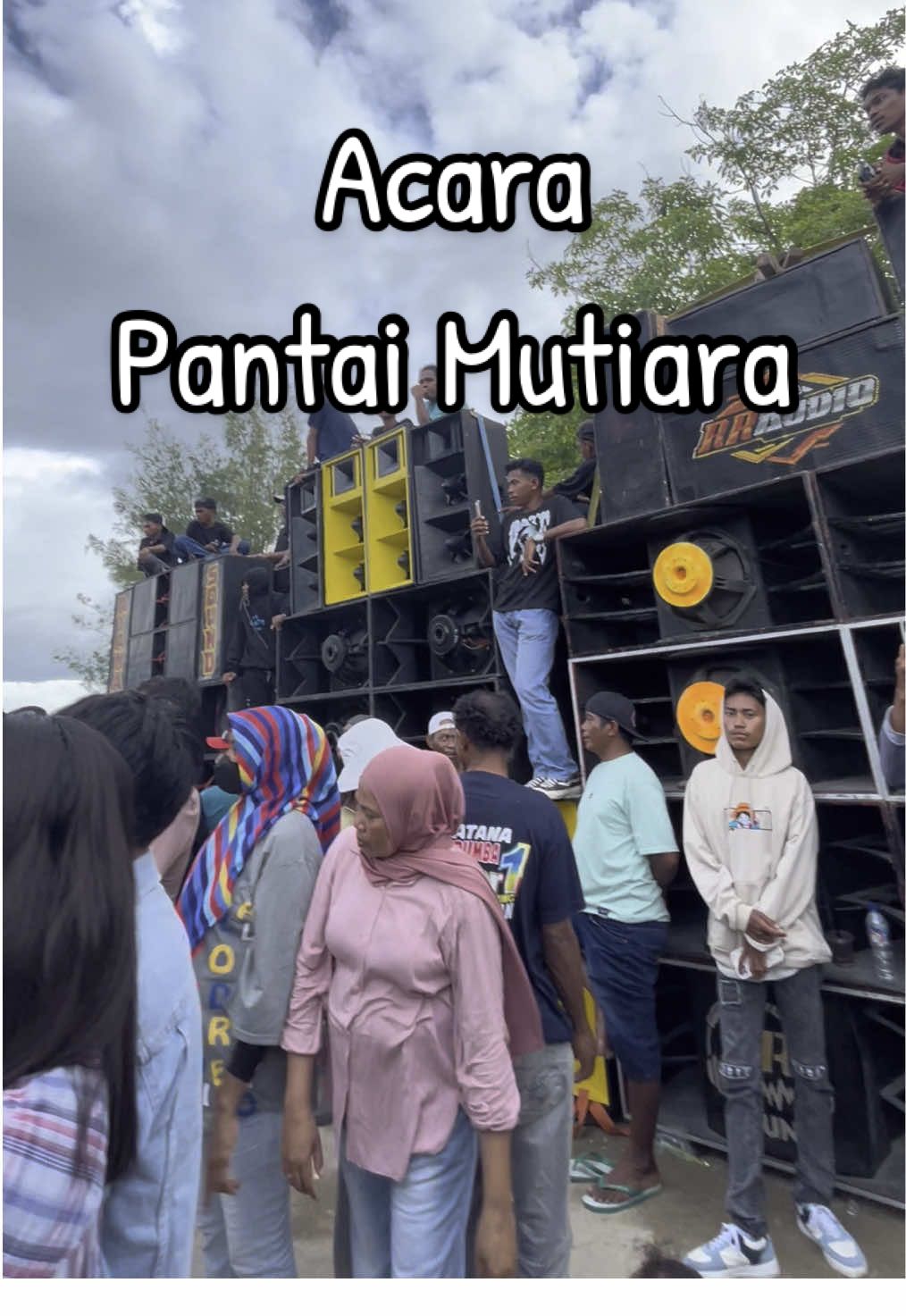 Acara joget di pantai mutiara 4/5/25 #sulawesitenggara #traveltiktok #liburan #indonesia #joget #acarajoget #pantaimutiara #butontenggah #butonpride🏝 