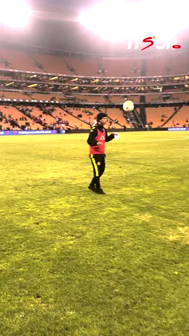 The present and the future of the #SowetoDerby casually having a kick about after an epic match #sowetoderby #SSDiski #sportsontiktok #orlandopirates #kasiflava #kasifootball #betwaypremiership