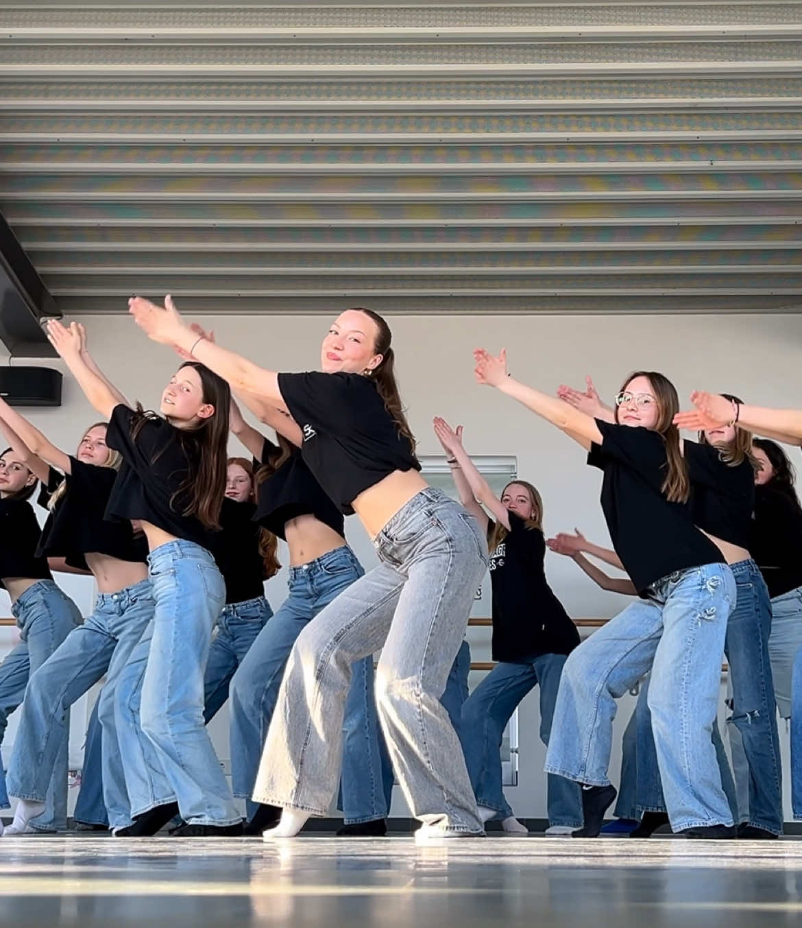 Thank you for 11 Mio. views on this choreo ♥️ #calibria2007 #dancevideo#dancing#dancer#dance#choreo#viraldance#dc 