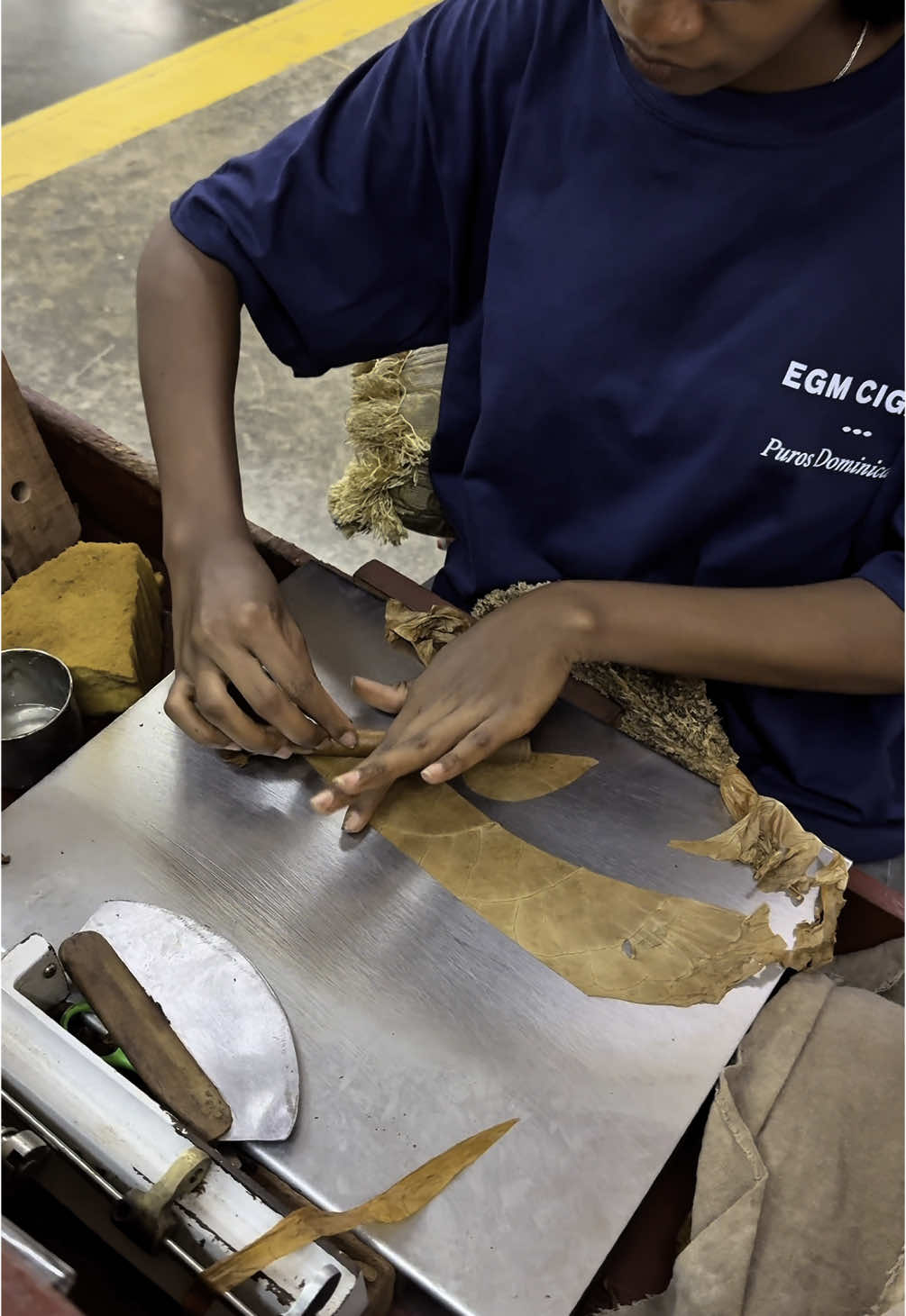 Fast hands inside the EGM Factory in the Dominican Republic 😍🇦🇪🍂 #factory #factoryasmr #asmr #asmrsounds #foryou #fyp 