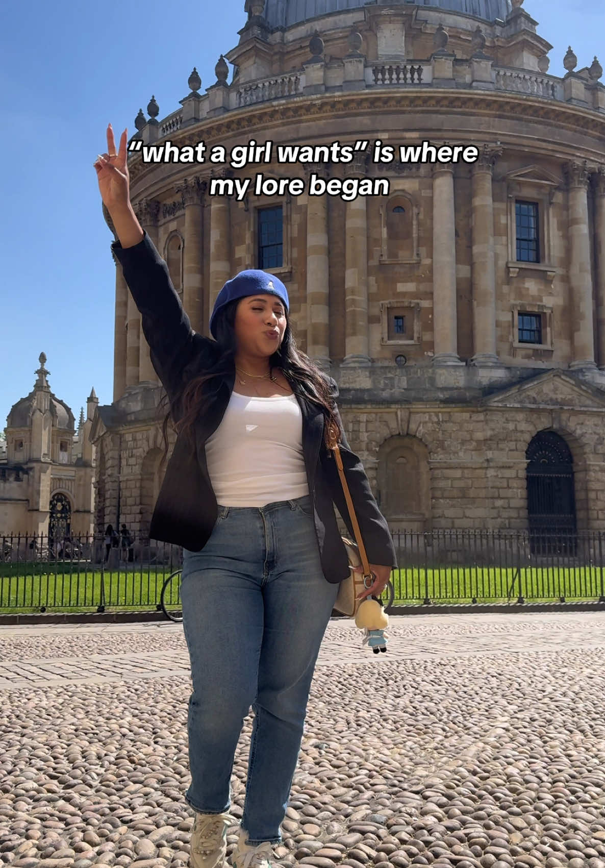 Who else was obsessed with ‘what a girl wants’ !?!?! 🙂‍↕️🇬🇧🫖👑🐎 #lore #2000snostalgia #2000smovies #2000sthrowback  #whatagirlwants #amandabynes #daphnereynolds #london #oxford 