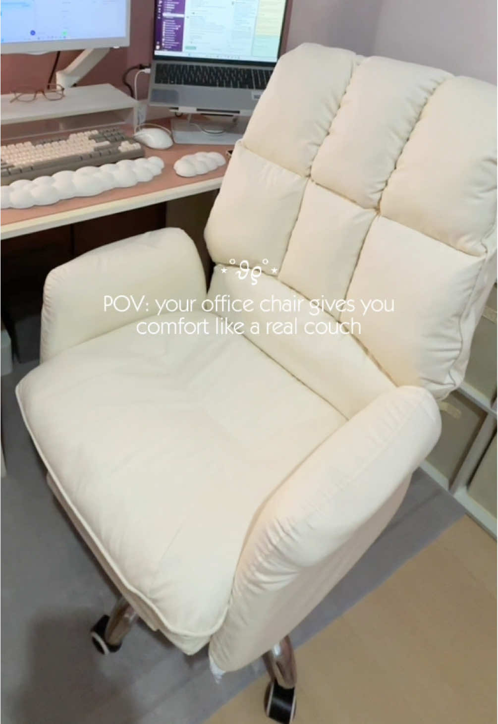 Love this chair so much. It’s so comfortable 🥰✨ #officechair #sofachair #officecouch #wfhessentials #wfhsetup 