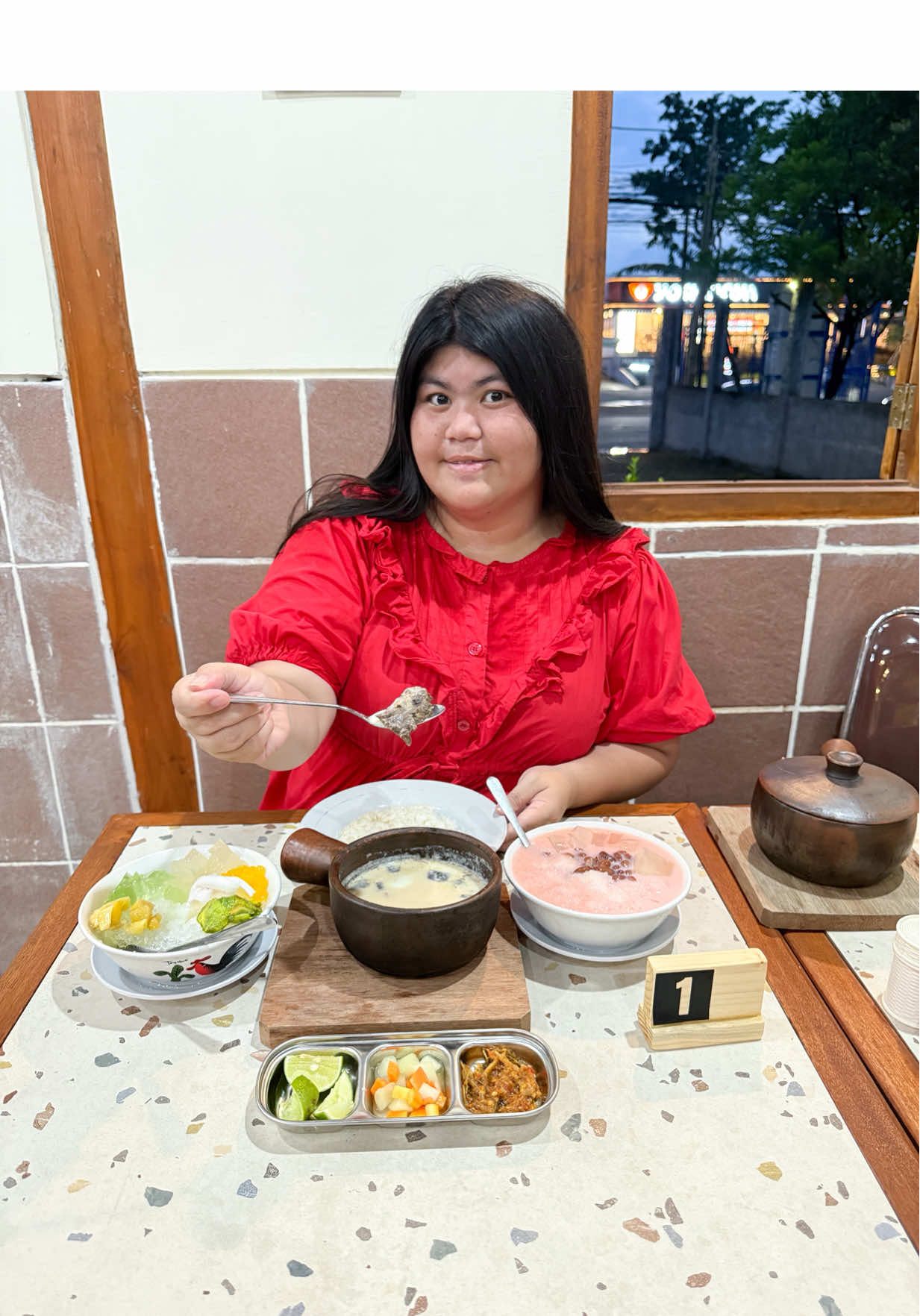 Biasanya sih opor pake santan ya, tapi yang ini beda pake nya susu jadi lebih creamy dan lebih sehat tapi ngga bikin eneg Ada 3 pilihan lauk: • Ayam • Daging • Mix (Daging & Paru) Restonya nuansa vintage suasana nya nyaman Dari pada penasaran cus langsung cobain Opor susu sri rejeki JI. Majapahit No.400, Palebon, Kec. Pedurungan, Kota Semarang 50246 #kulinersemarang #jajanansemarang #makanansemarang #oporsusu #oporsususrirejeki