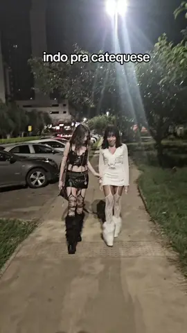 é uma trend, n venham encher meu saco, obviamente nao estamos indo pra catequese @gina  #goth #wlw 