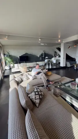 #ForSale Un penthouse de 271m2 avec 144m2 de terrasse dans le 16ème arrondissement de Paris.  Merci à Goldwelling pour cette visite. Si vous souhaitez plus d’informations veuillez contactez nous. 📩: Rita.sprickmann@goldwelling.com #penthouse #design #dreamhouse #hometour #immobilierdeluxe 