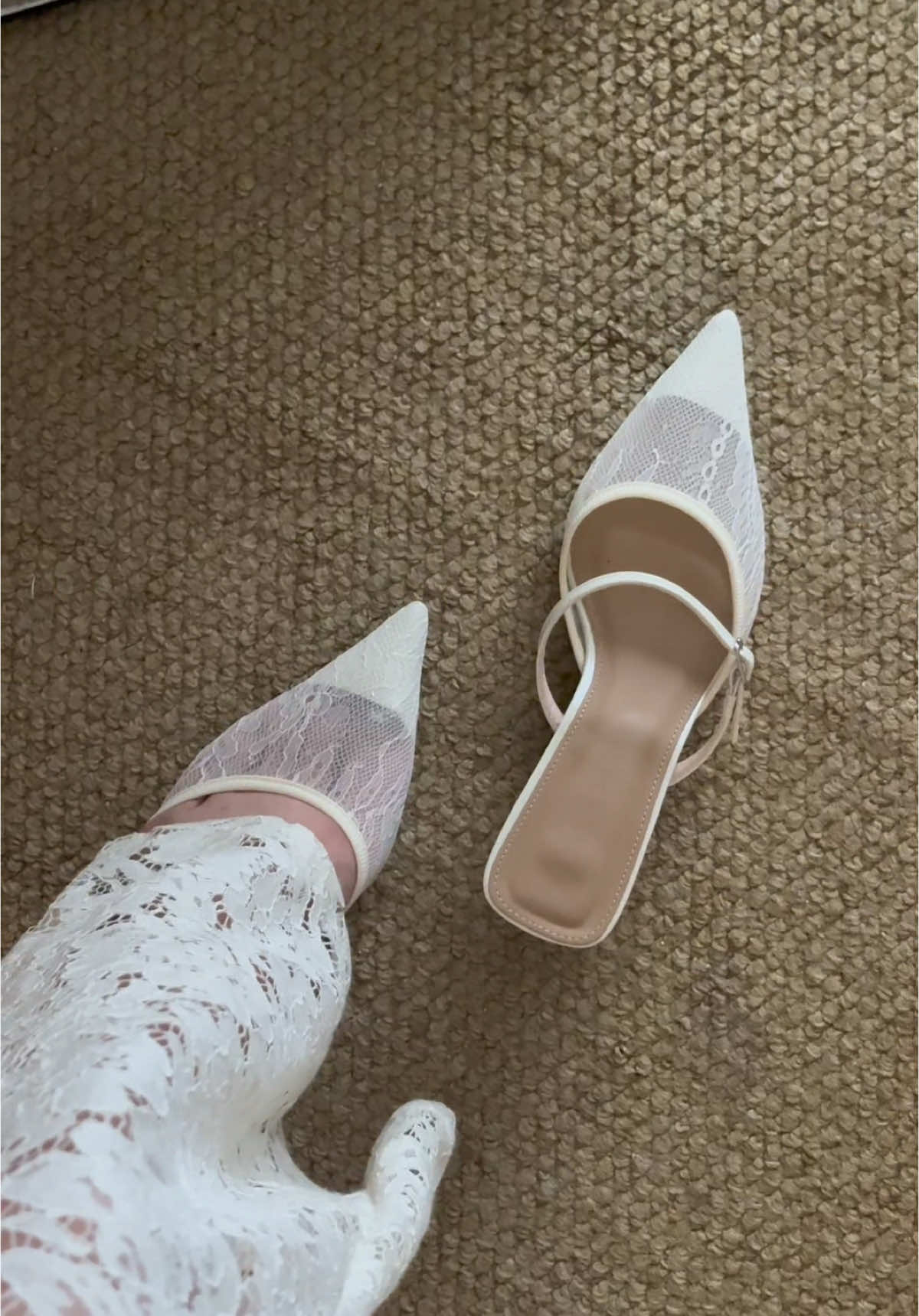 Một đôi giày mũi nhọn cao gót phối ren quá là hoàn hảo cho các cô dâu luôn ✨👸🏻👰‍♀️🩰 ##tieutieuofficia##unbox##review