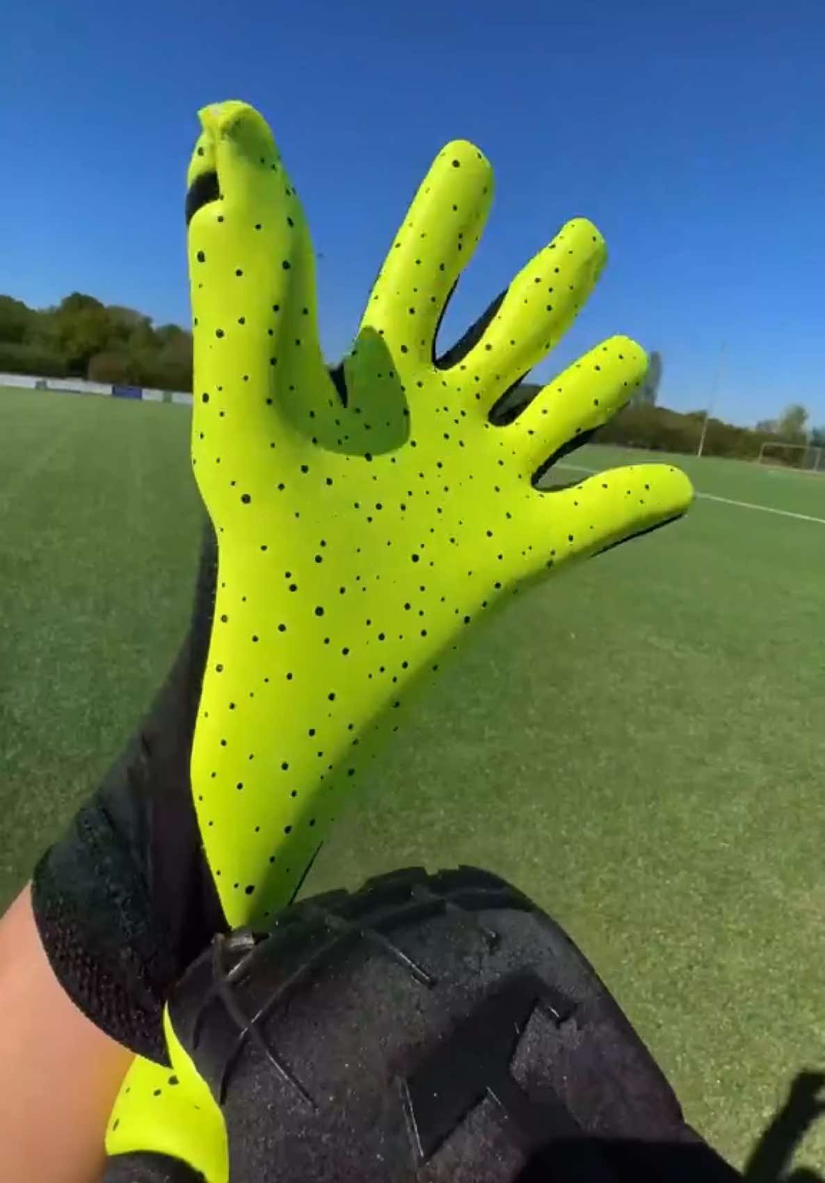 WHAT. A. GRIP.🤯 #goalkeeper #football #asmr
