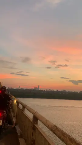 Hoàng hôn và bình minh đều đẹp nhưng em thích hoàng hôn hơn, vì sau vẻ đẹp này, ánh nắng dần tắt, em có thể về nhà nghỉ ngơi, tạm gác lại những bộn về và đắm chìm vào những nỗi buồn của riêng em ❤️