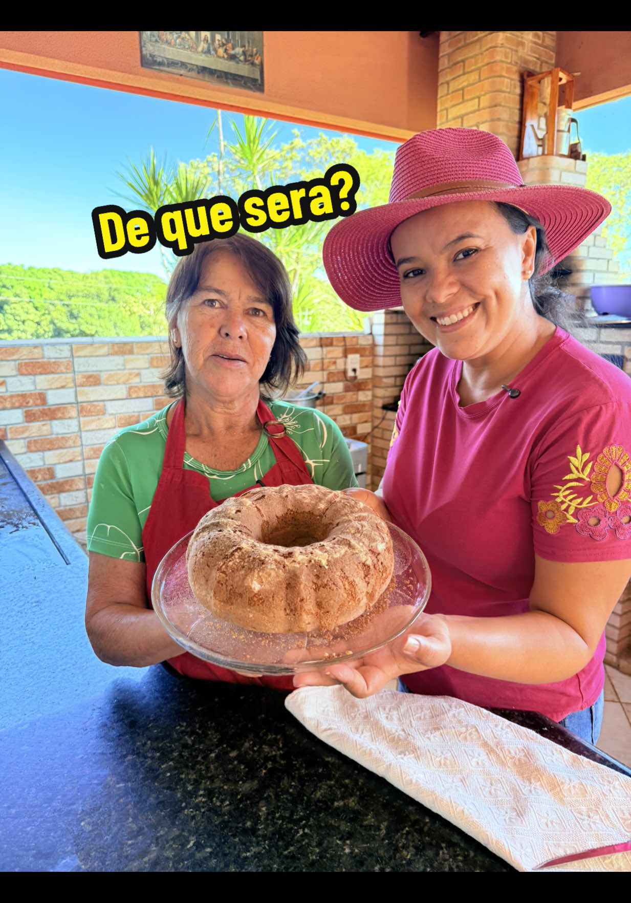 Nós meus 64 anos eu nunca tinha visto esse bolo gente, e vou contar pra vocês é bom demais, meus netinhos adoraram já pediram pra fazer mas. Então deixe aqui nos comentários do que vcs acham que é esse bolo? Quem acertar primeiro vamos enviar nosso segundo e-book que tem historinha receitas e dicas  #doquesera? #chacaracristal #penelopedaroca #bolo @Penélope da roça 
