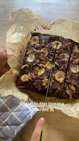 Is it too bold to say these might be best brownies you’ll ever have ? Looking for what to make with ripe bananas? Look no further #wholefoods #healthybaking #EasyRecipe #refinedsugarfree #bananabread #brownies 