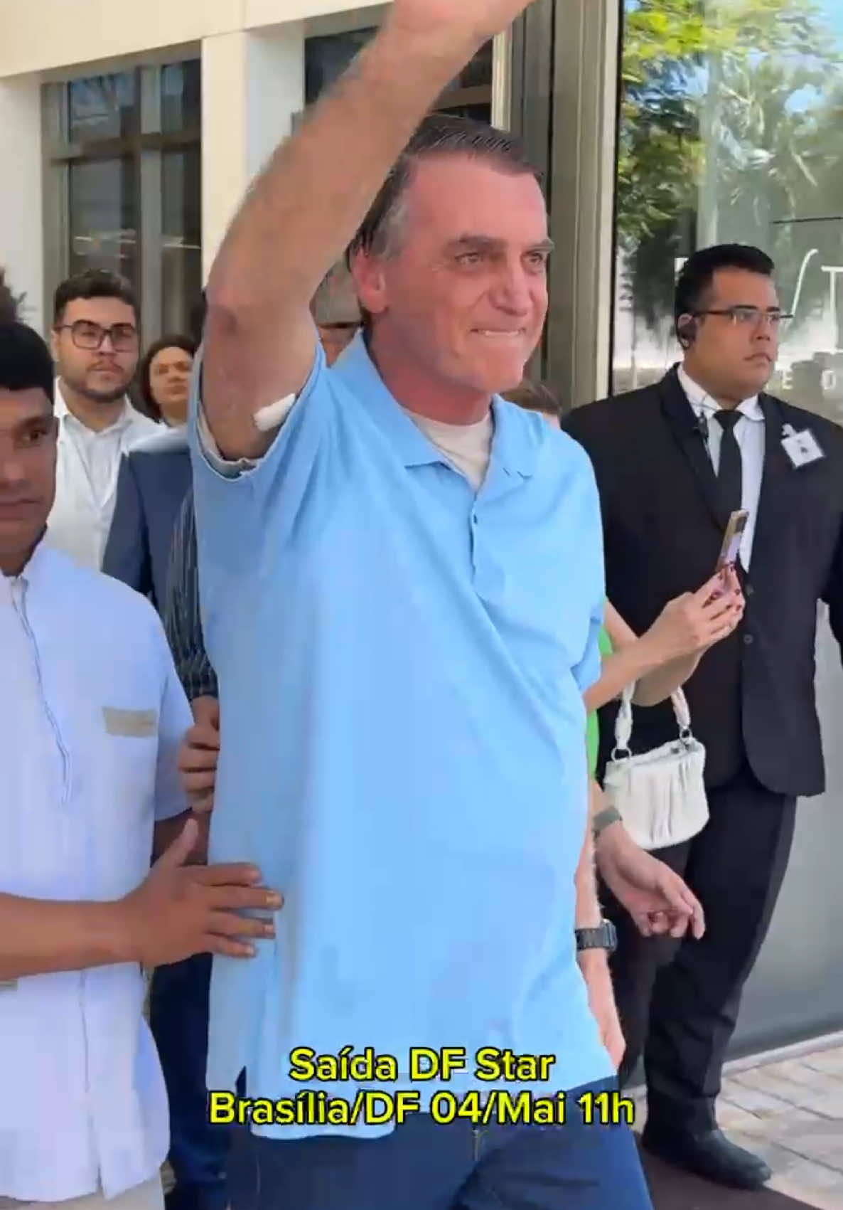 - Jair Bolsonaro. - Saída Hospital DF Star. - Brasília, 04/Mai 11h Domingo .