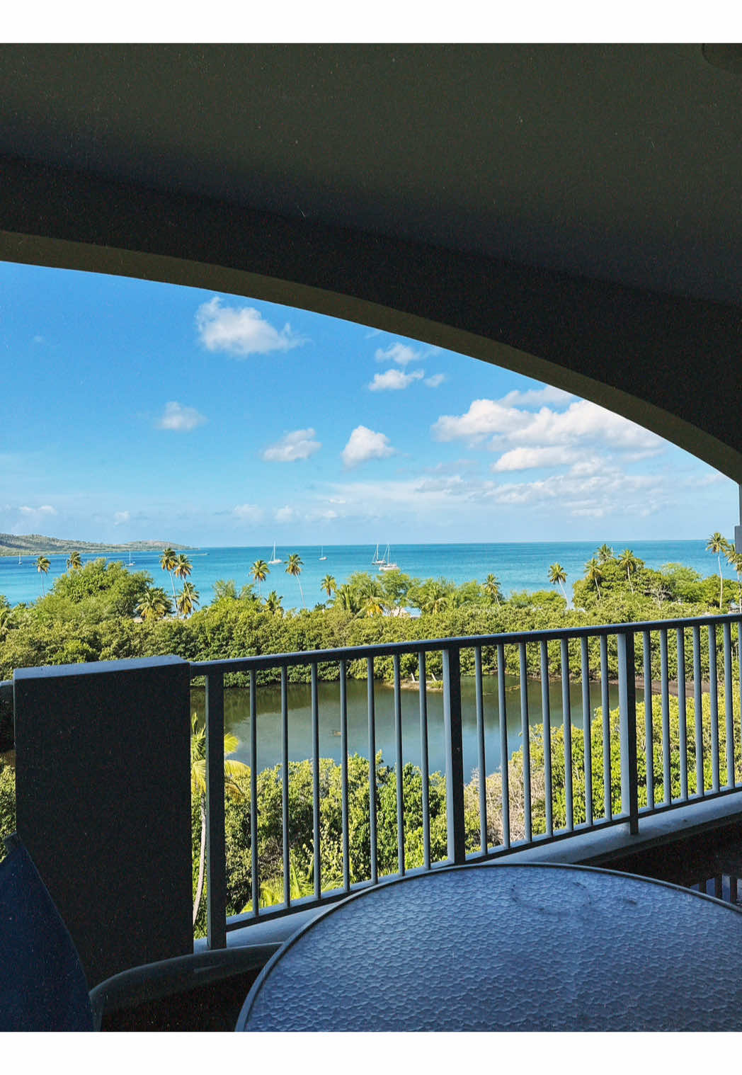 Que rico fue celebrar así nuestro aniversario; con tremenda noticia, en un lugar tranquilo y bello, rodeados de naturaleza y amor.  Gracias a Aquarios Vacation Club por brindarnos sus facilidades. Tremendo espacio para ir en familia, con amigos o escaparte con tu pareja.  Ya les contaré sobre nuestra experiencia en su restaurante. Mientras tanto comenta qué te parece y si te animas a visitarlo. Los leo 👀 🎥: Rincones 100x35  📍: Cabo Rojo, 🇵🇷  #puertorico #100x35 #rincones100x35 #_bellapr #tourism #fyp #foryou #trending #puertoricoresort #resort 