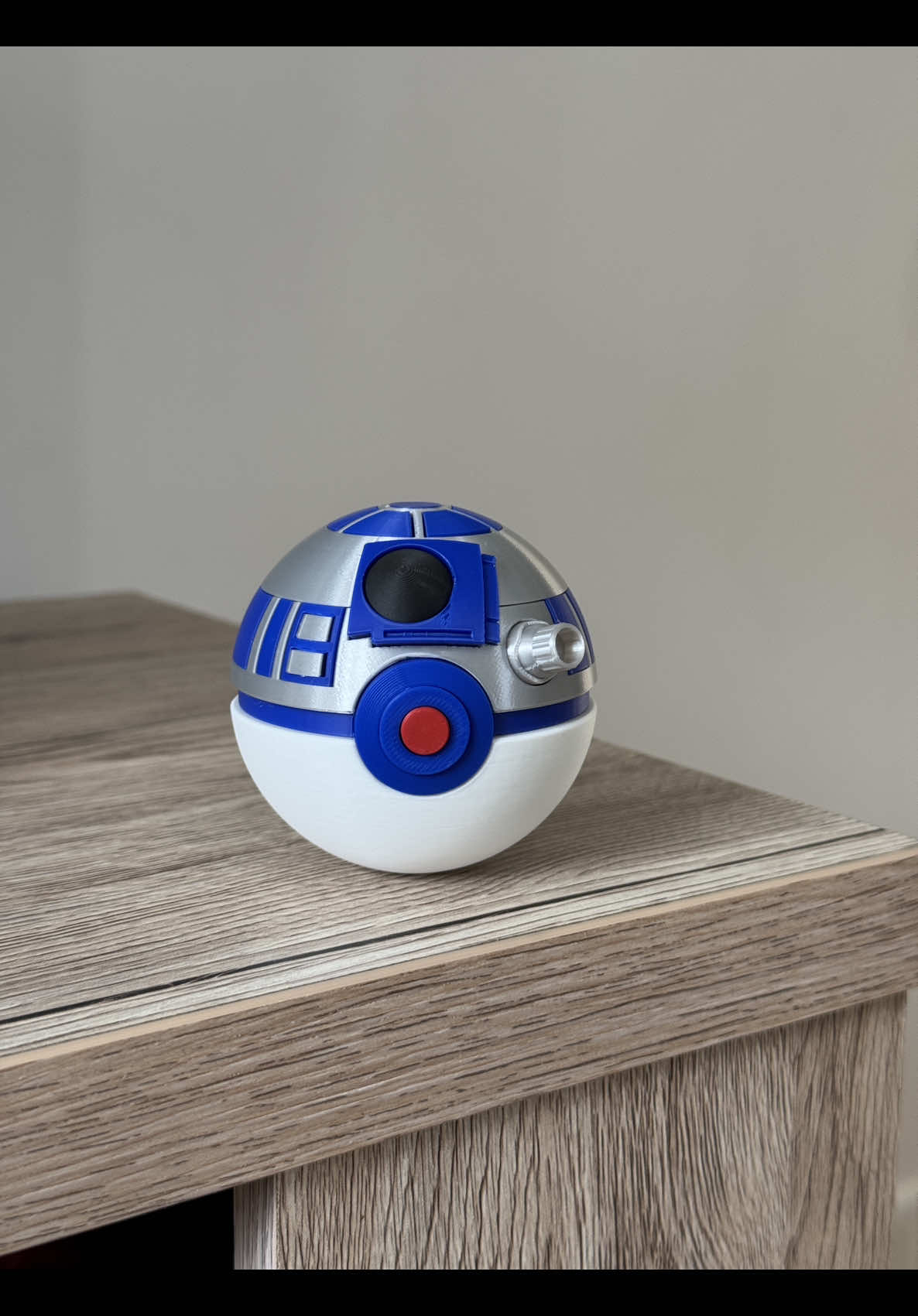 R2-D2 Pokéball !  Je le trouve canon ce modèle qui mêle Star Wars et Pokémon en ce Star Wars Day : May the 4th be with you ! Imprimé en filaments Polymaker @Polymaker 3D filaments sur mes Bambu X1C et H2D #starwars #pokemon #pokémon #pokeball #r2d2 #maythe4th #madewithh2d