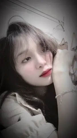 #xuhuongtiktokgiảitrí  nhìn về quá khứ nước mắt ngẹn ngào rơi 😔😔😔Vyvy 