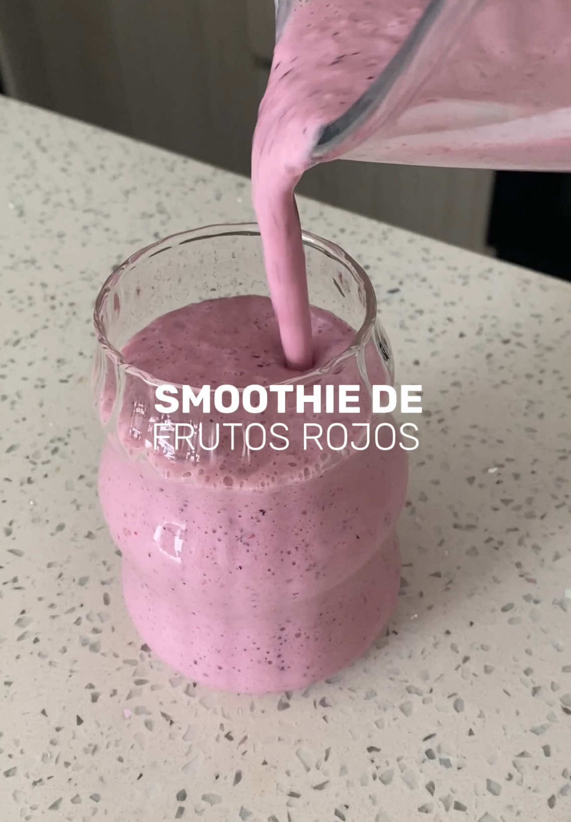 Refrescante, delicioso y lleno de antioxidantes. Este SMOOTHIE de frutos rojos es todo lo que necesitas. 🍓 ¡Pruébalo y me cuentas que tal! #smoothiefrutosrojos #batidofrutosrojos #healthybreakfast 