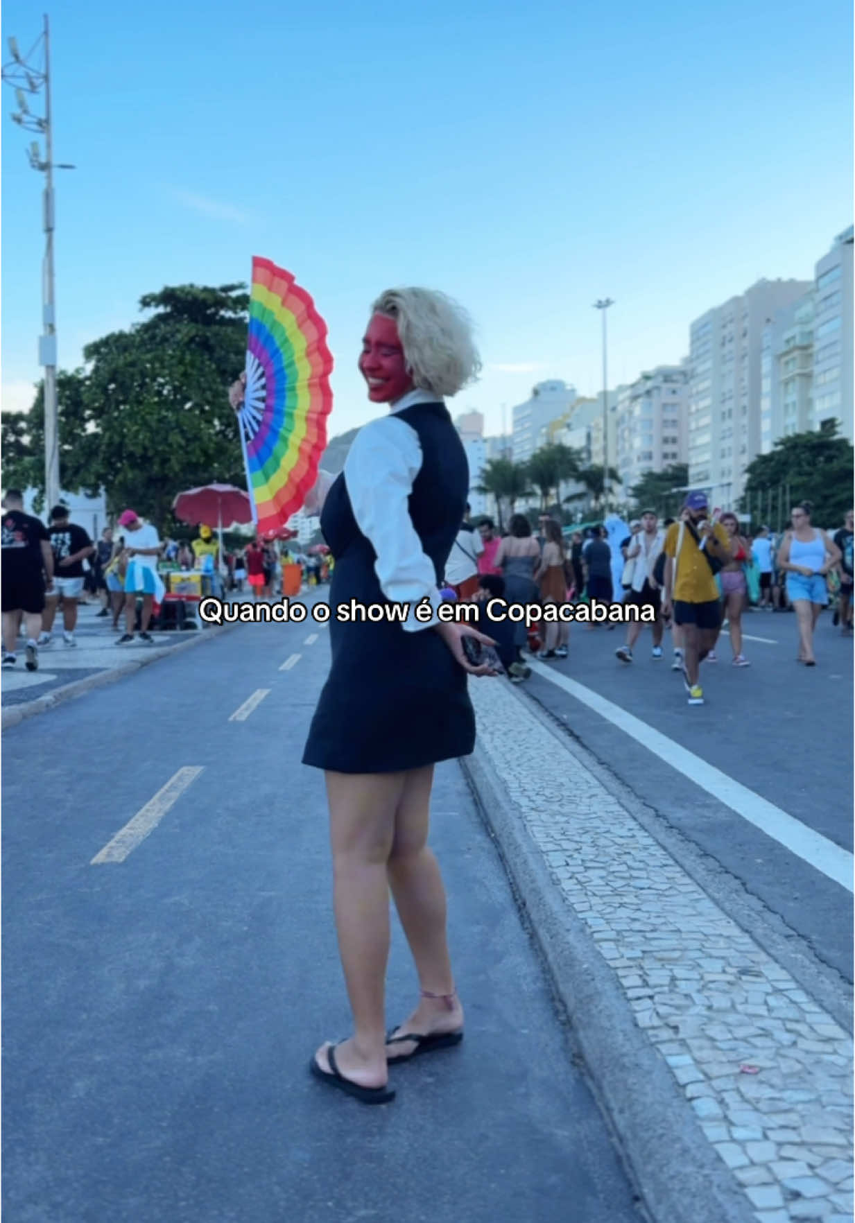 Os looks mais icônicos que vocês vão ver no feed hoje. 🤩 Imagina estar no pé dos little monsters no maior show do ano? Auge da nossa carreira. 💅 #pratodosverem no vídeo temos pessoas usando havaianas em um show em Copacabana, usando leques. 