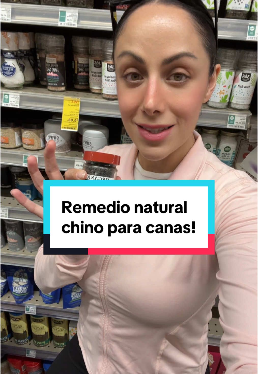 En la medicina china, las canas prematuras no son solo cosa de la edad… Son una señal de desequilibrio en el hígado y los riñones, órganos que se debilitan con el estrés, la mala alimentación y la falta de descanso. Un secreto ancestral que puede ayudarte: las semillas de sésamo negro (black sesame seeds). Estas semillitas son ricas en cobre, mineral que estimula la producción de melanina, el pigmento natural que da color a tu cabello. También apoyan la salud hormonal, la memoria y la digestión. Cómo tomarlas: 1 cucharada al día, molida, en smoothies, yogurt o bowls. No es magia… es sabiduría ancestral. Y sí, ¡puede hacer una gran diferencia desde adentro! #cuidatunaturaleza #canas #medicinachina #remediosnaturales #wellnesstips #dayatips #viral #bienestar #wellness #belleza #mamásaludable #maternidad #salud #detox #comidasaludable #comprassaludables #dieta 