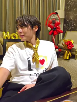 💘 SO BOYFIE CODED SITTING ACROSS LIKE THIS 💘 #jhope #jhopelive #weverselive #hobi #hope_on_the_stage_tour #bts #btsarmy #junghoseok 