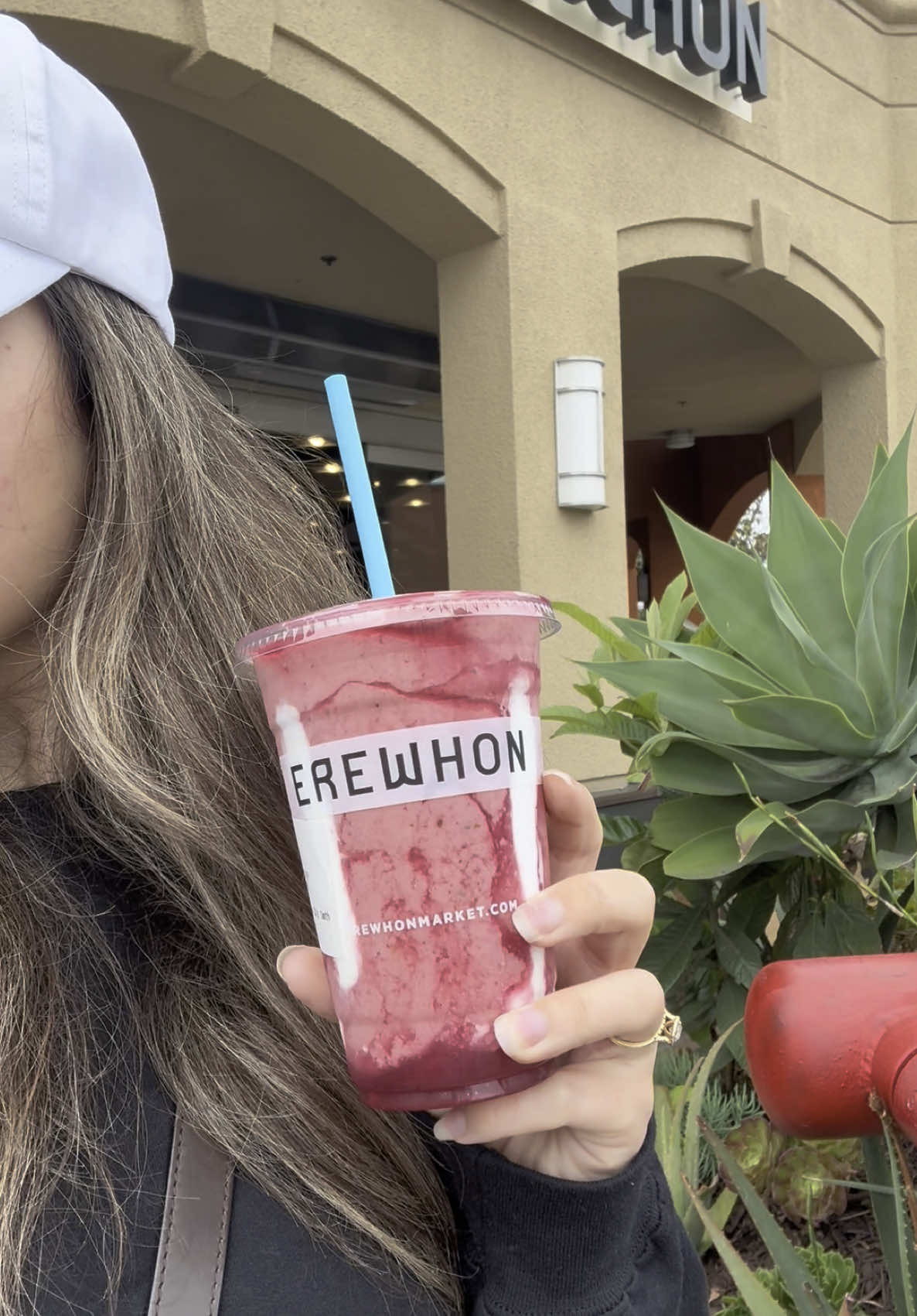 10/10 Hailey Bieber strawberry skin glaze smoothie at Erewhon 🫶🏽✨ #erewhon #haileybieber #haileybiebersmoothie #strawberry #losangeles 