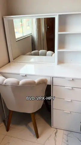 Amiga, essa penteadeira foi uma das melhores compras que já fiz pra deixar meu cantinho lindo e organizado! ! Eu achei essa belezinha na Shopee, com 5 gavetas, 2 prateleiras e um acabamento que surpreende pelo preço. Chegou direitinho, montei em casa e já virou o destaque do meu quarto! Se você também tá de olho em uma penteadeira com preço bom e boa qualidade... Comenta 