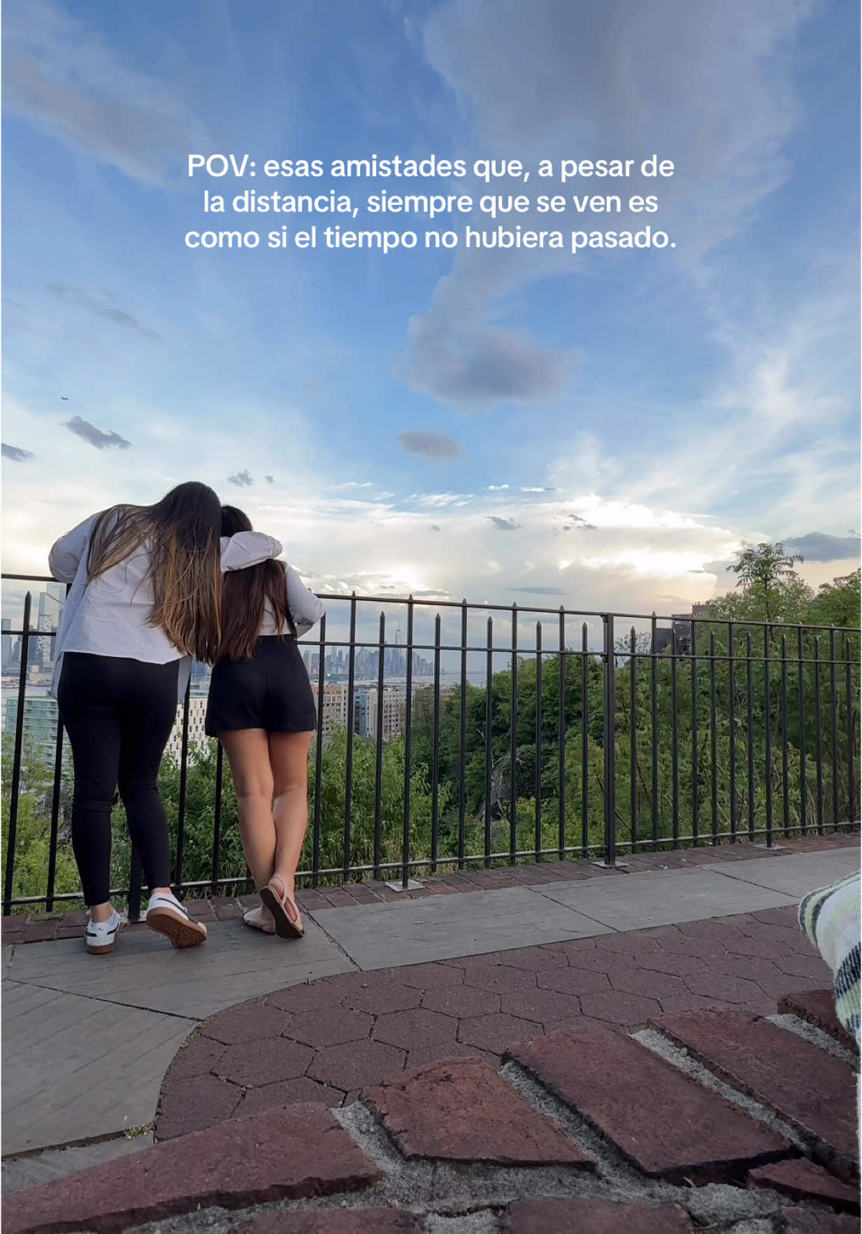 Amistades que se sostienen a pesar de la distancia y el tiempo valen oro 💛👯‍♀️ #amistadesreales #reencuentros #realconnections #relatablemoments #lifestylecontent #selflovejourney #friendshipgoals #friendships 