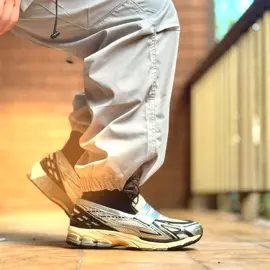 #NewBalance 1906L Loafer #Cream #Silver Metallic Black : la leçon de style If you still think that loafers are reserved for Sunday lunchtime family gatherings, New Balance is here to wake you up. With the 1906L Loafer Cream Silver Metallic Black (ref. U1906LOB), the Boston-based brand continues to shake up the codes between streetwear and formal wear. Putting even the most skeptical at ease. One foot in running heritage, the other in bold style. Sit back and let us explain why this model is unlike anything else on the market. The origin of the concept: from sport to smart casual To understand what the 1906L is, we need to go back to its source: the New Balance 1906R. Originally released in 2009, this ultra-technical silhouette embodied the best of running at the time. With its ABZORB cushioning, N-ergy stability and aggressive, futuristic aesthetic, it had everything to please marathon runners (and purists alike).