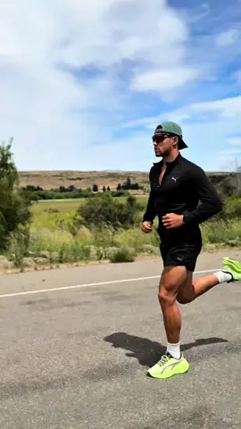 Queres correr mas rápido? 🏃🏽‍♂️ empeza por construir tu base ⬇️ Correr lento desarrolla tu base aeróbica, haciendo que puedas correr más tiempo y te familiarices con el movimiento y una buena técnica