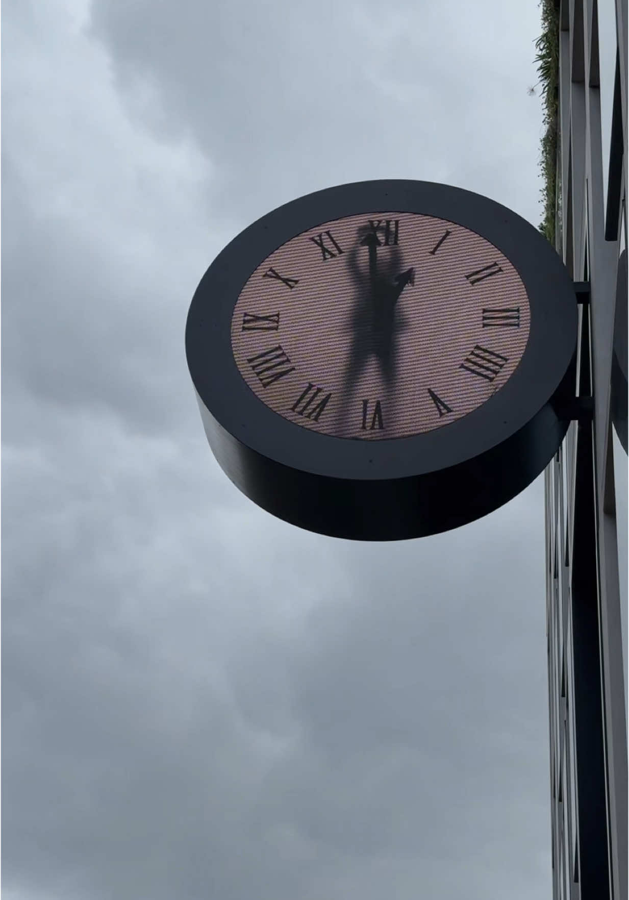 Man in a clock at Paddington Station #maninaclock #paddingtonstation #trappedinsideaclock #london #clock #fyp #teamwork #teamworkmakesthedreamwork 