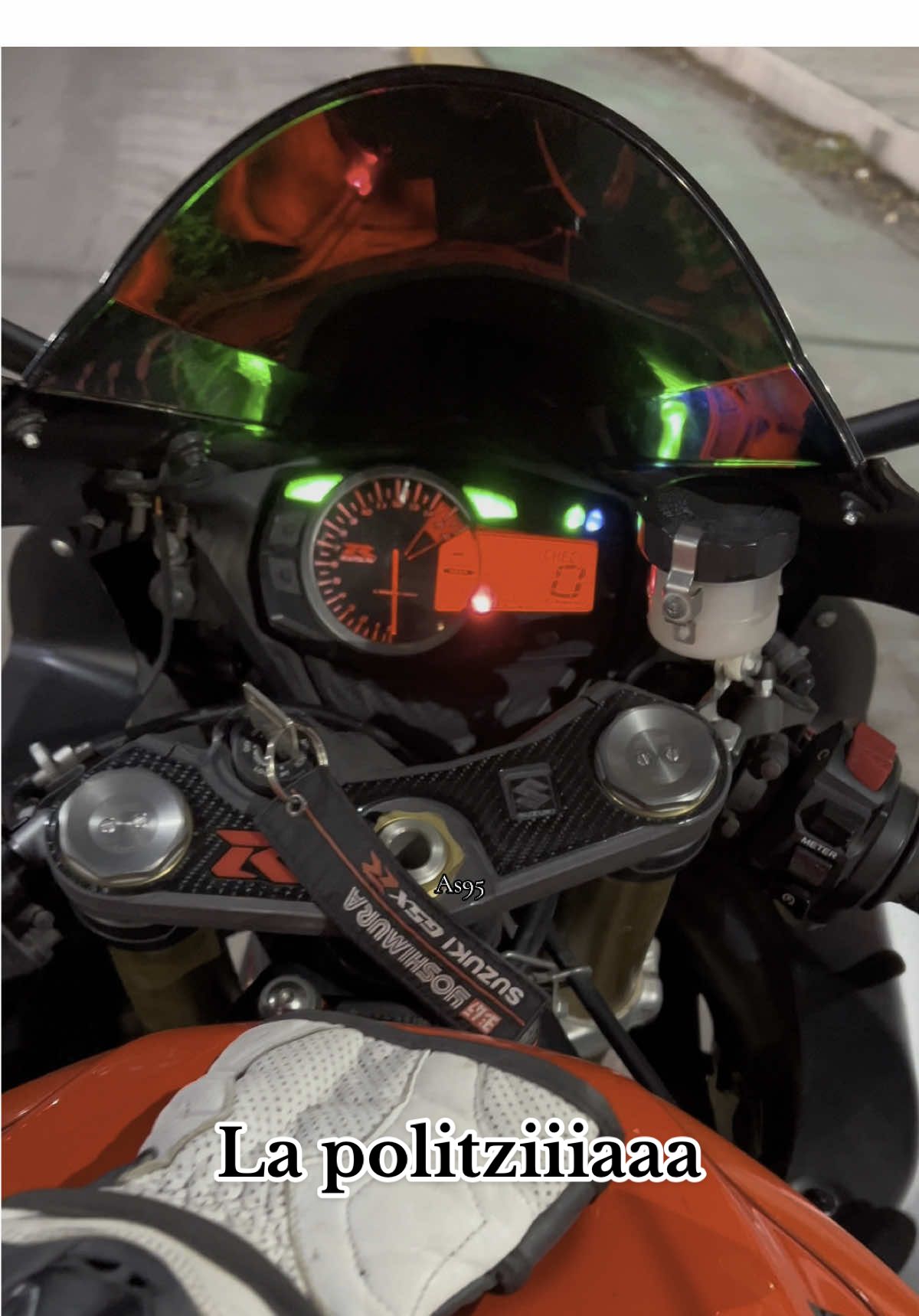 La politziiaaaa 😎😂 #Viral #trend #politzia #lapolicia #nolapolicia #fyppppppppppppppppppppppp #fyp #gsxr750 #suzukigsxr #sportbikers #sportbike #suzuki750 