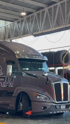 #jrm #trailerosmexicanos🇲🇽💯😎💪 #paratiiiiiiiiiiiiiiiiiiiiiiiiiiiiiii #fyp #canadian #piperosmexicanos🇲🇽🇲 #cachimberosdecorazon #traileros_de_la_57 #frenodemotor #trailer #JRM #kenworth #t680nextgen 