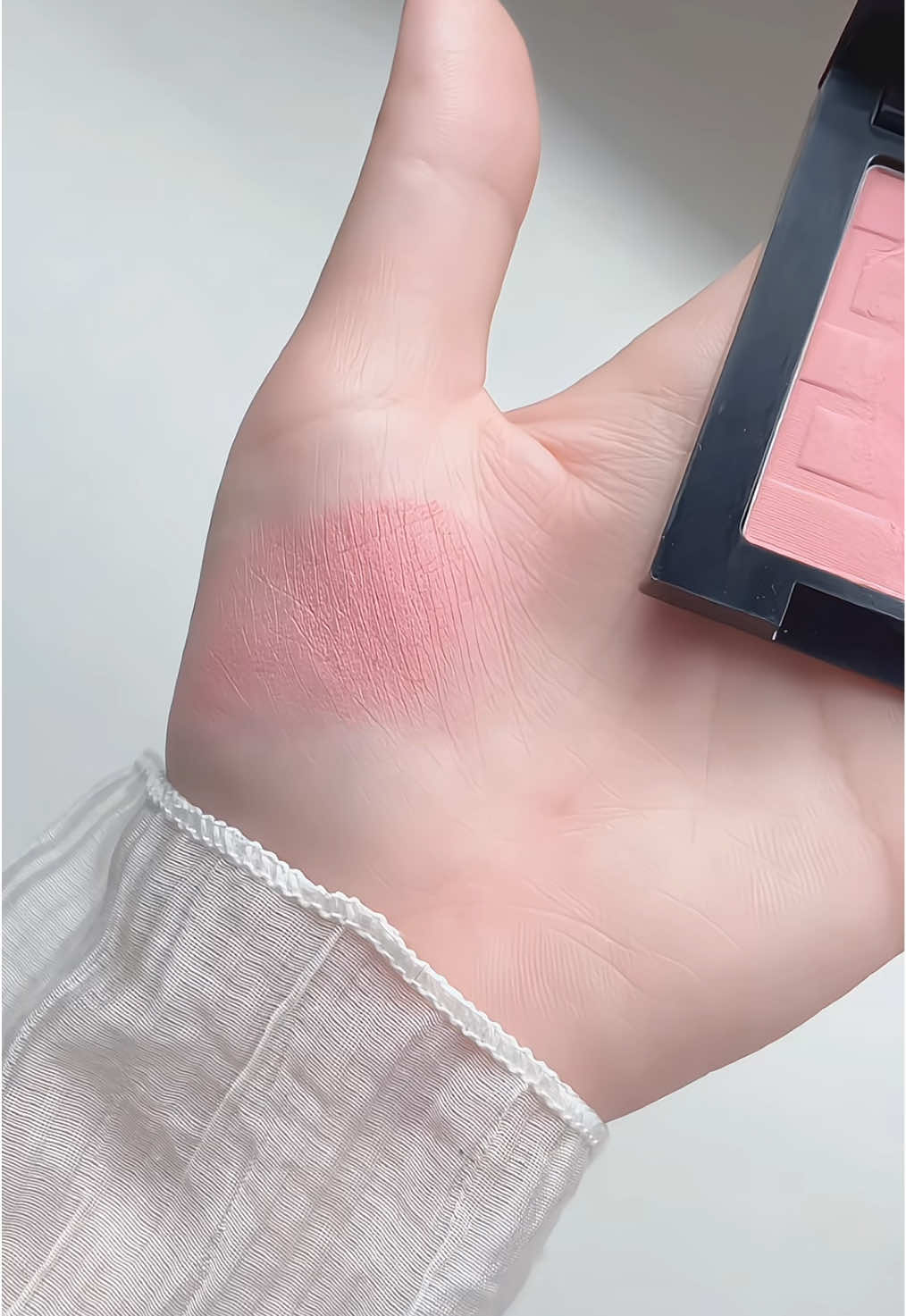 Lỡ quẹt thử một lần – rồi phải săn sa.le thêm 2 màu cho đủ bộ!  #maybelline #phanmamaybelline #phanmahong #mahong #makeuptips #lamdep #sale5thang5 #xhtiktok #fyp 