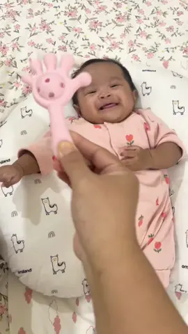 Baru kenal bunyi-bunyian, jadi penasaran bgt kalau mainan pakai ini😆 #mainananak #mainanbayi #mainanstimulasi #teetherbayi #teether #mainankerincingan #mainanbayi0sampai6bulan 
