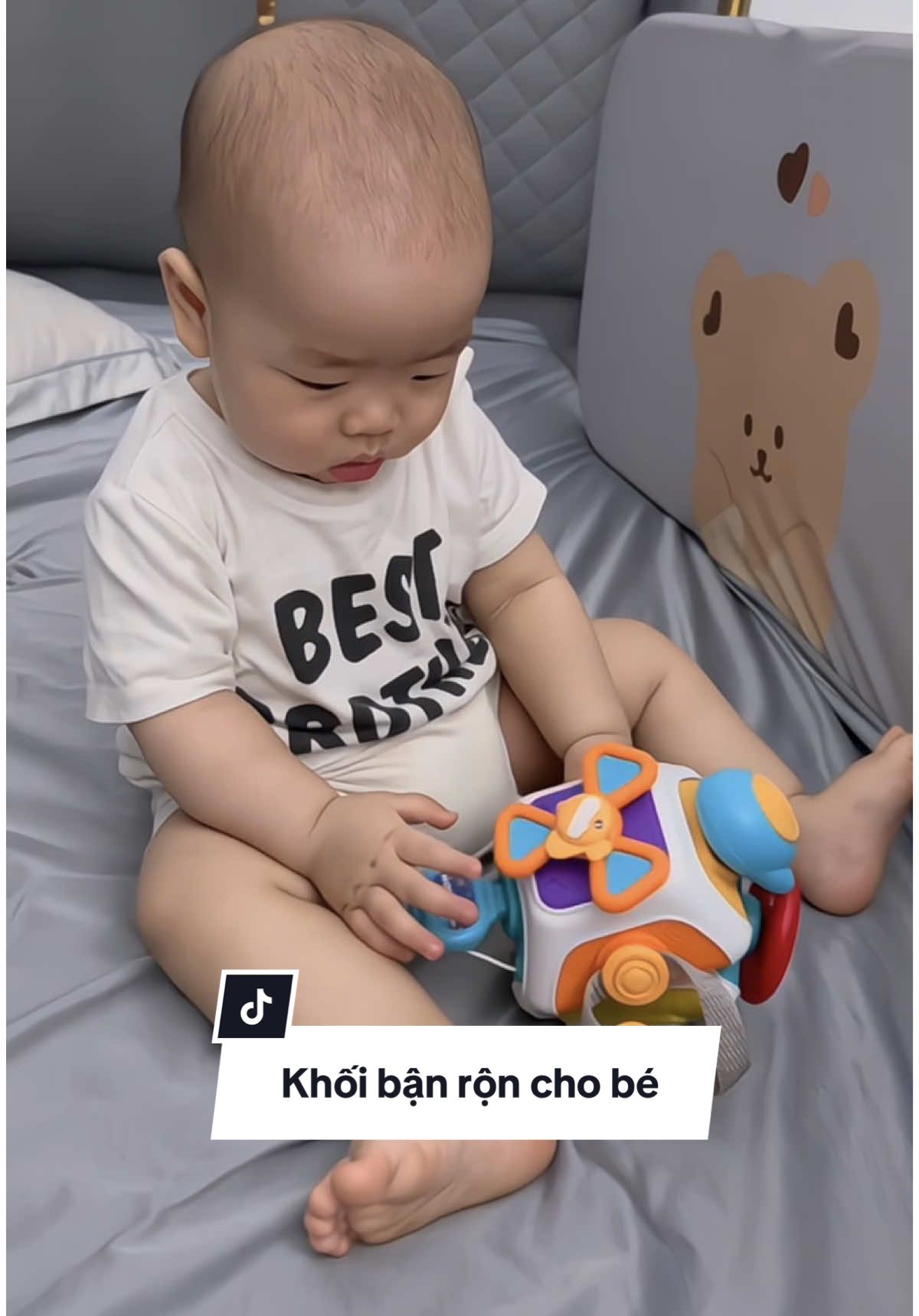 Đồ chơi thông minh cho bé từ 9 tháng tuổi đây các mẹ. Vừa hỗ trợ vận động tinh, rèn luyện trí não vừa chơi ngoan cho mẹ làm việc 😍😍 chân ái của e Voi nhà mình 🤩 #mebimsua #memitvoi #dochoichobe #bekhoebengoan #bethongminh 
